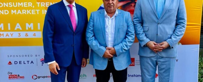 Raúl Delgado con el expresidente de Chile Eduardo Frei Montalva, quien fue uno de los políticos más influyentes de su tiempo. Su gobierno (1964-1970) planteó una “Revolución en libertad” al proponer un conjunto de reformas estructurales que incluía al agro, el sector minero y la organización social.